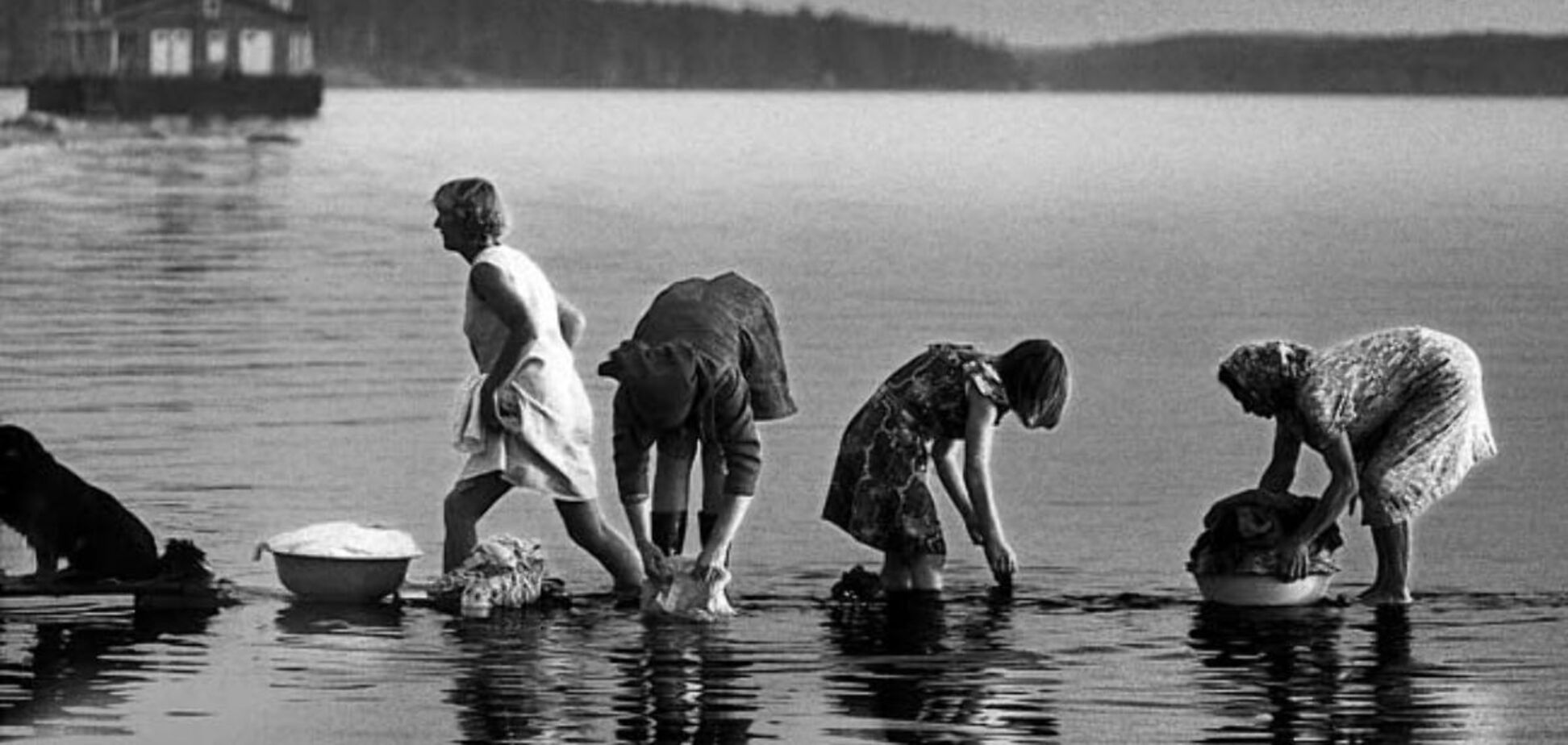 Стирают белье в реке. Советские дети на реке. На речке СССР. Полоскание белья на реке. Советские дети летом на реке.